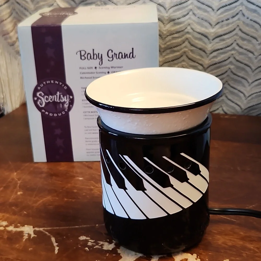 SCENTSY Baby Grandv Full Size Wax Warmer NIB Black White
